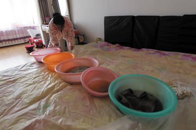 昌邑楼上漏水，住户失联，小区没物管，业主维权难！律师来支招……